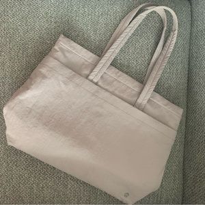 Lululemon ON MY LEVEL TOTE 12L in color Smoky Blush